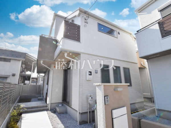 E号棟　外観　【中野区上鷺宮５丁目】道路から奥まった住まいは、車や人通りも気にならずプライバシーの確保された住空間を保つことができます。　