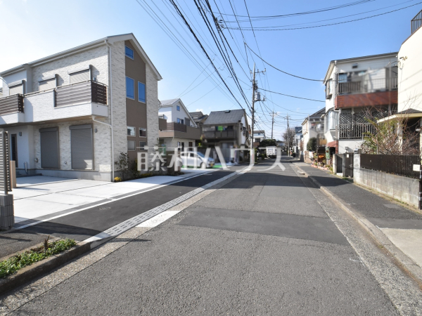 接道状況および現場風景　【中野区上鷺宮５丁目】経験豊かなスタッフが学校、スーパー、公園と周辺環境も合わせてご案内致します。