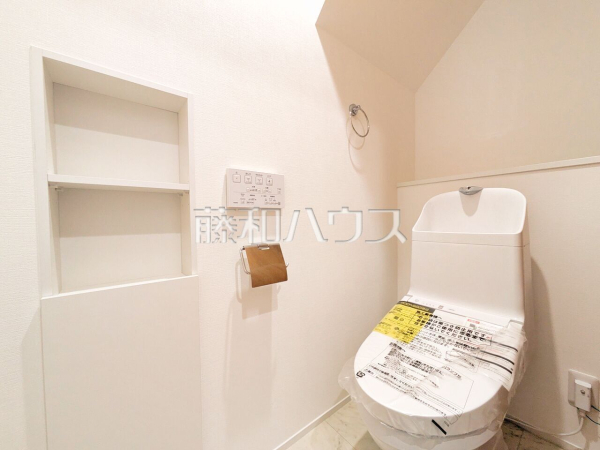 ■1号棟　トイレ■　
各階にトイレがあると、階段の上り下りをせずに済むため就寝時なども便利です。便利な棚付きも嬉しいポイントです。【日野市大坂上４丁目】