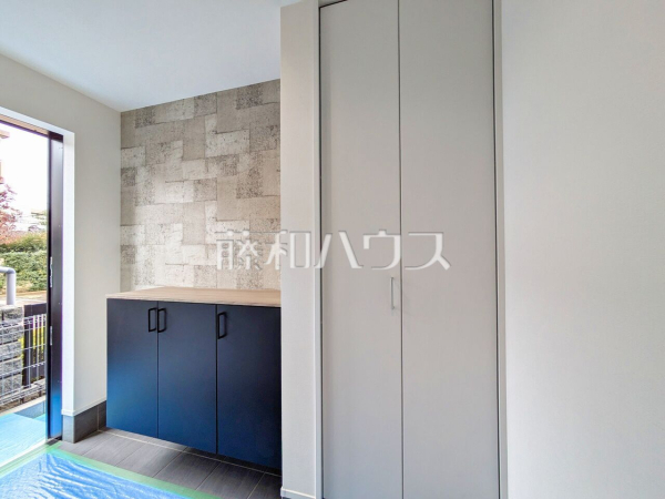 ■1号棟　玄関■　
気付くと増えてしまいがちなシューズ。かさばる長靴や冬のブーツなどの収納には一苦労ですが、シューズインクロークがあれば玄関周りで使う物までスッキリ収納できます！【日野市大坂上４丁目】