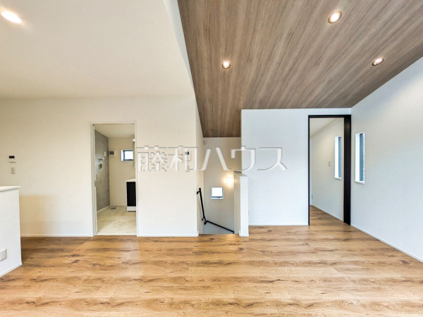 ■1号棟■　
ナチュラルな色を基調とした落ち着きのあるリビングダイニングは、リラックスできる癒し空間です。 【日野市大坂上４丁目】