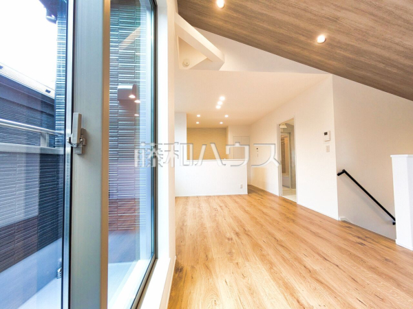 ■1号棟■　
1階よりも光が差し込みやすい2階にリビングを設置することで、明るいリビングを実現！【日野市大坂上４丁目】