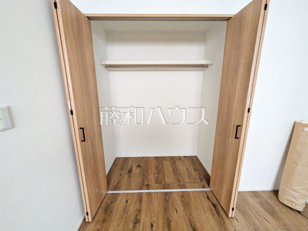 ■1号棟　収納■　
枕棚とハンガーパイプで効率良く、たくさん収納できるクローゼット！お部屋をきれいに保てそうですね。【日野市大坂上４丁目】