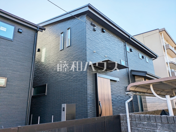 1号棟　外観　【日野市大坂上４丁目】
旗竿地は、小さなお子様が急に道路に飛び出てしまうことを防ぎます。安心してお庭で遊ぶことができますね。　