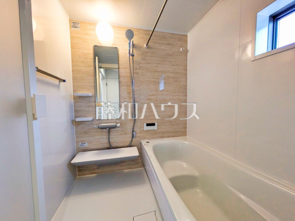 ■1号棟　浴室■　
浴槽はベンチ付で、小さなお子様やお年寄りにも嬉しい設計。半身浴にも利用できて便利ですね。【日野市大坂上４丁目】
