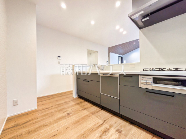 ■1号棟■　
オールスライド収納のキッチンは、重たい物が入っていても楽々引き出せて収納しやすいです。 【日野市大坂上４丁目】