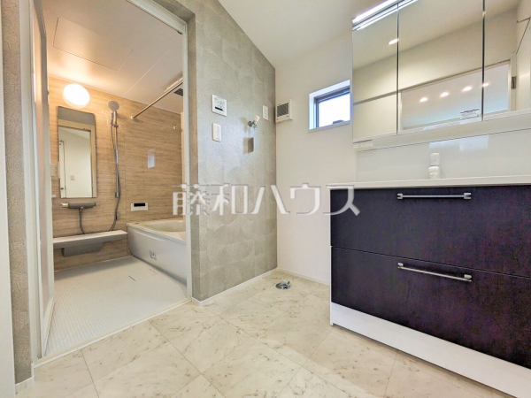 ■1号棟　洗面室■　
タイル調のフローリングとアクセントクロスが、ラグジュアリーなホテルを思わせる高級感のある洗面室。三面鏡は、鏡の裏にも収納があり、歯ブラシや化粧品等もすっきり収納できます。