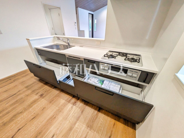 1号棟　キッチンのスライド収納　【日野市大坂上４丁目】
大容量のスライド収納は鍋やフライパン、よく使うものを取り出しやすく収納できるため便利で快適！　