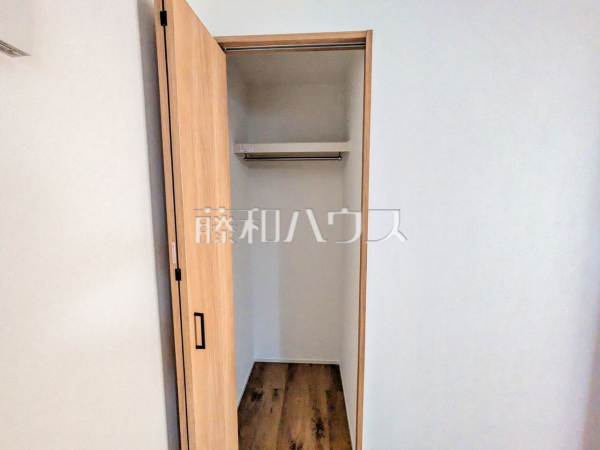 ■1号棟　収納■　枕棚とハンガーパイプで効率良く、たくさん収納できるクローゼット！お部屋をきれいに保てそうですね。　【日野市大坂上４丁目】
