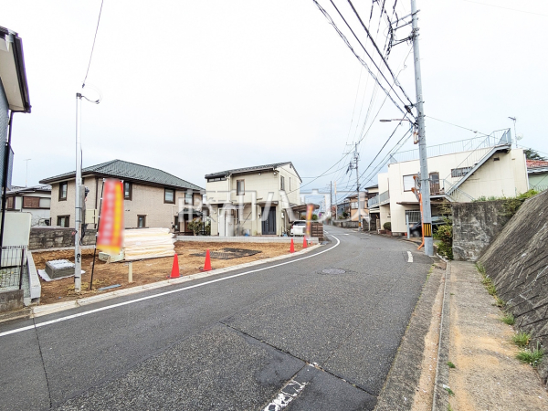 接道状況および現場風景　【八王子市長房町】建物のプレゼンをさせて頂きますので、実際の完成イメージを思い描いて頂くことができます。お気軽にお問合せを。