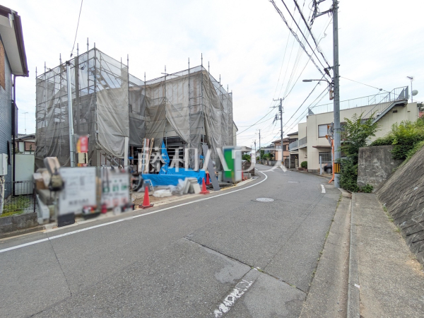 接道状況および現場風景　【八王子市長房町】建築中のため、完成後には確認できなくなる構造部分などが今ならご覧いただけます。入居後のマイホームへの愛着も違うかもしれませんね！