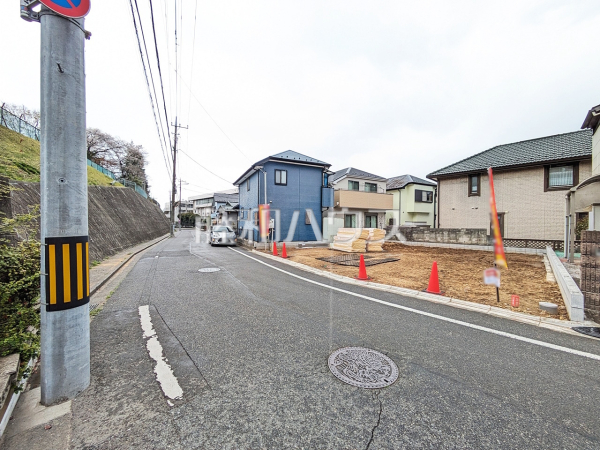 接道状況および現場風景　【八王子市長房町】お住まい探しは、家の良し悪しだけでなく周辺環境も重要なポイントです。ぜひ一度お客様の目でご覧ください。　