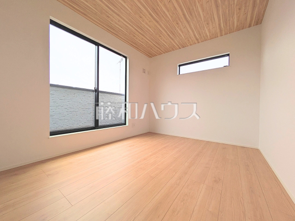 居室　【新座市大和田１丁目】
木目が美しいウッディなフローリングの居室は、穏やかで心安らぐ空間となるでしょう。　