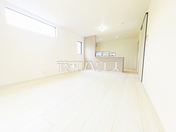 リビング　【新座市大和田１丁目】
対面キッチンを採用したリビングは明るく開放感を主として設計しました。一日の中で一番長く家族が集まる場所だから機能性と利便性を重視しました。　