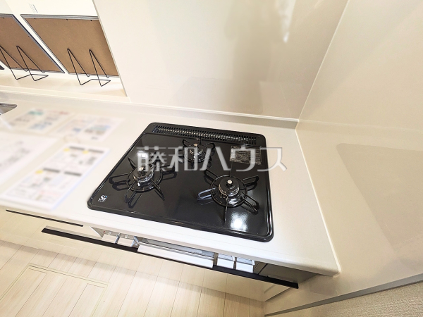 キッチン　【新座市大和田１丁目】フラットな表面で汚れも拭きとりやすく、お掃除が簡単な3口ガラストップコンロ　【新座市大和田１丁目】