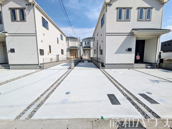 C号棟　外観およびカースペース　【小牧市小松寺５丁目】