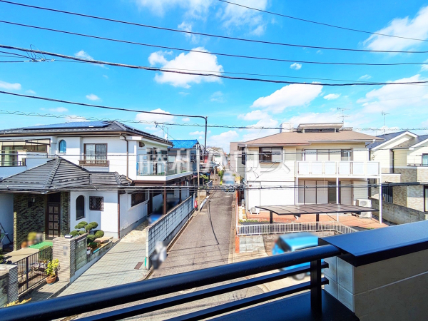 ≪1号棟　バルコニー眺望≫周囲に高い建物のないエリアのため、空が大きく感じます。【世田谷区喜多見３丁目】