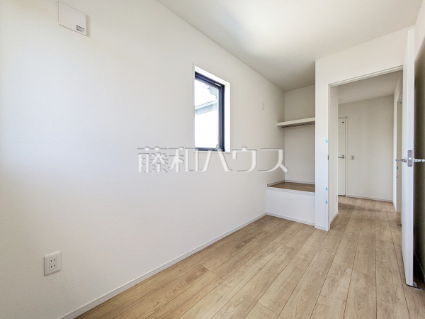 ≪1号棟　居室≫木目が美しいウッディなフローリングの居室は、穏やかで心安らぐ空間となるでしょう。　　【世田谷区喜多見３丁目】

