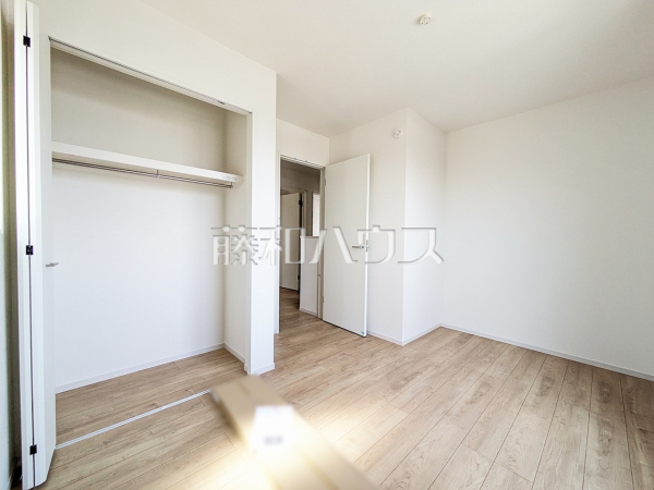 ≪1号棟　その他居室≫各部屋に収納も完備されるため、部屋もしっかり片付きそうですね♪【世田谷区喜多見３丁目】