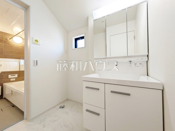 2号棟　洗面室には三面鏡付きの洗面台。鏡の裏にも収納があり、歯ブラシや化粧品等もすっきり収納できて朝の準備がスムーズです　【練馬区立野町】