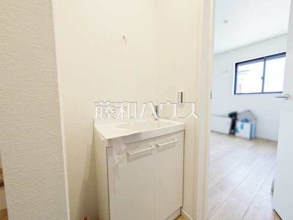 2号棟　玄関にセカンド洗面台があるため帰宅後すぐに手を洗うことができます。　【練馬区立野町】