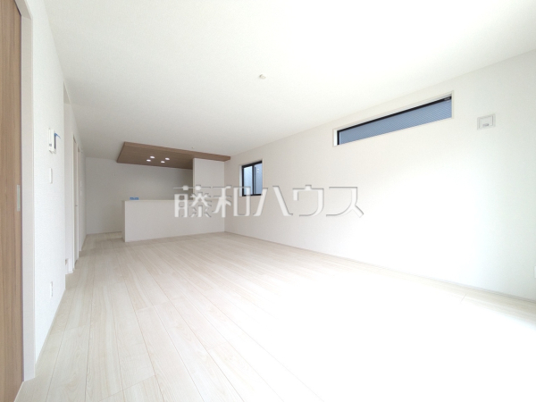 10号棟　リビング　【小平市小川町１丁目】　対面キッチンを採用したリビングは明るく開放感を主として設計しました。一日の中で一番長く家族が集まる場所だから機能性と利便性を重視しました。　
