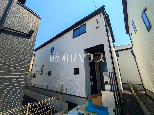 17号棟　外観　【小平市小川町１丁目】
モノトーンを中心とした配色の現代的なデザイン。直線的ですっきりとしたスクエアなデザインが、お客様のお住まいを都会的に印象づけます。　