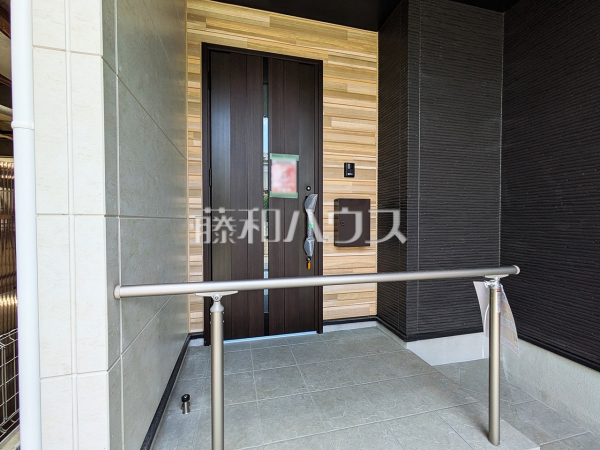 玄関　【中野区鷺宮５丁目】
玄関はお家の顔！植栽やガーデングッズなどを利用し、お客様をお出迎えする玄関アプローチをオシャレに飾ってみてはいかがでしょうか。　