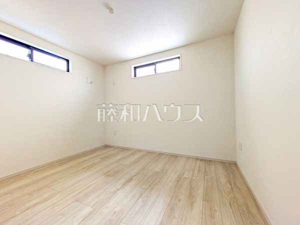 納戸【中野区鷺宮５丁目】
納戸は収納としてだけでなくテレワークにも活用できます。クローズドな空間だから仕事にも集中できますね！　