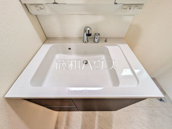  洗面化粧台のボウルは汚れにくく、幅も広めでお掃除も楽々できます。 【清瀬市中里４丁目】