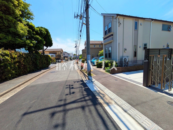 接道状況および現場風景　【中野区上鷺宮５丁目】 堂々完成、いつでもご内覧いただけます！ぜひ実物をご覧いただきたく思います。喜んでご案内いたしますのでお気軽にお問合せ下さい。 