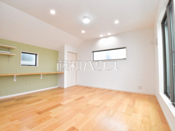 C号棟　リビング　【中野区上鷺宮５丁目】アクセントクロスがおしゃれな空間を演出しています。