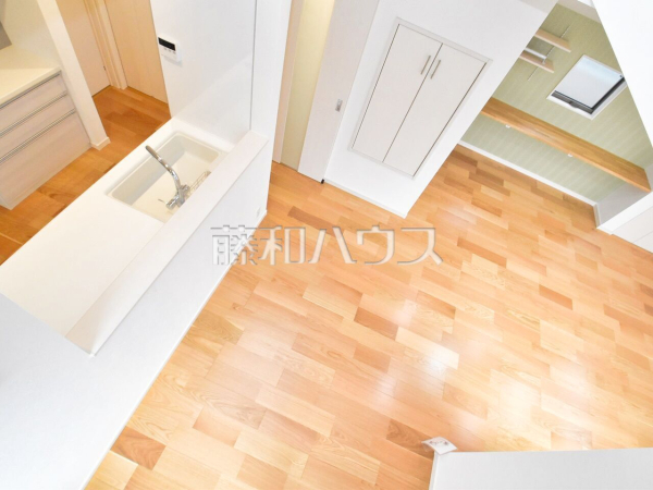C号棟　リビング（小屋裏収納庫から見下ろした眺め）　【中野区上鷺宮５丁目】