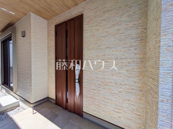 C号棟　玄関　【中野区上鷺宮５丁目】玄関はお家の顔！植栽やガーデングッズなどを利用し、お客様をお出迎えする玄関アプローチをオシャレに飾ってみてはいかがでしょうか。　