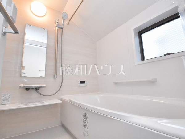 C号棟　浴室　【中野区上鷺宮５丁目】白を基調とした清潔感あふれるバスルームです　