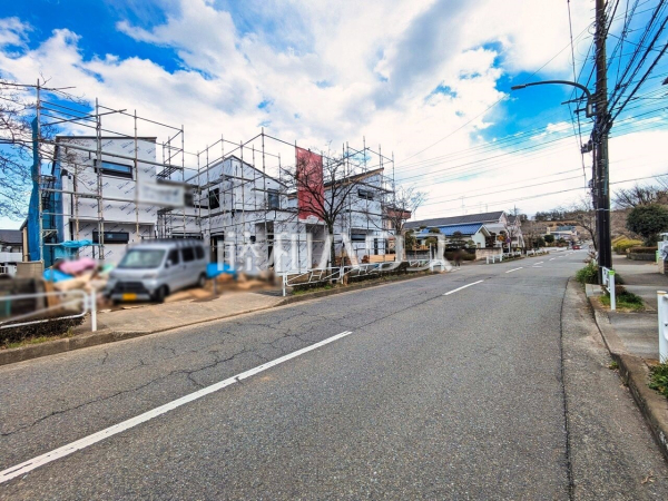 接道状況および現場風景　【八王子市堀之内２丁目】 見学はしたいけど、なかなか時間が取れない・・・そんな方に出勤前や仕事終わりにマイホームを見学できるサポートをいたします。 
