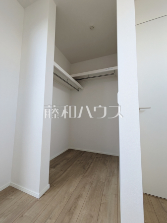 奥行のあるウォークインクローゼットでたっぷり収納できます！　【和光市白子３丁目】