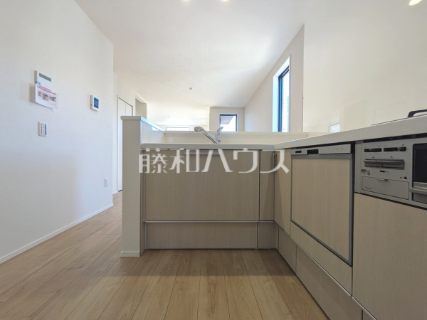 家事動線を考慮したL字型キッチン　【和光市白子３丁目】