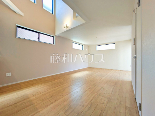 2号棟　リビング　【国立市東３丁目】たっぷりの日差しや心地良い風が入る、広々としたリビングが魅力。　