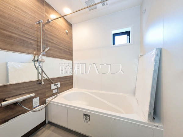 2号棟　浴室　【国立市東３丁目】浴室は一日の疲れを癒してくれる場所です。空間自体も落ち着きのあるカラーで纏め、全体的にゆったりとした雰囲気を演出！