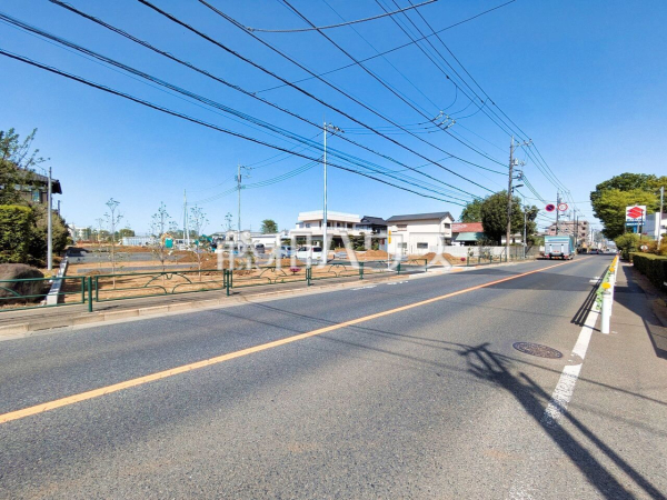 接道状況および現場風景　【立川市西砂町６丁目】 建物のプレゼンをさせていただきますので、実際の完成イメージを思い描いていただくことができます。お気軽にお問合せ下さい。 