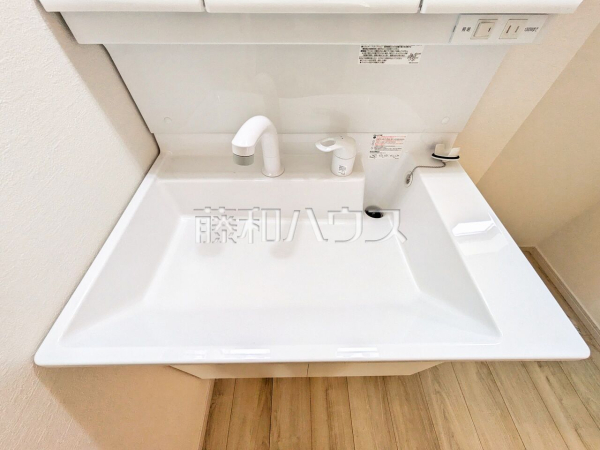  洗面ボウルは広々平らな底面なので付け置き洗い等できます。深さがあるので水も飛び散らず使い勝手便利です。 　【東久留米市下里３丁目】