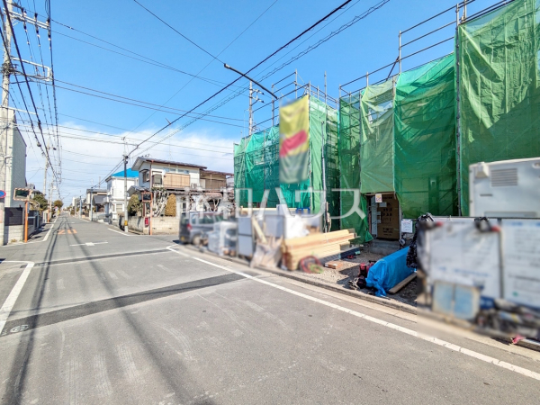 接道状況および現場風景　【立川市栄町１丁目】 周囲に高い建物のないエリアのため、空が大きく感じます。 