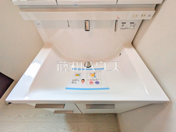 洗面化粧台のボウルは汚れにくく、幅も広めでお掃除も楽々できます。　【清瀬市野塩４丁目】