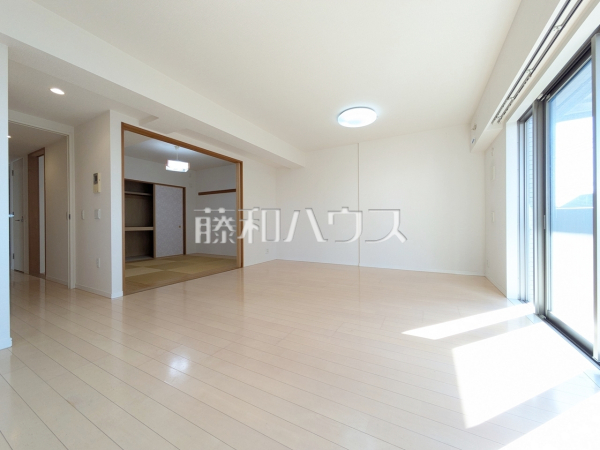 リビング隣の和室は憩いの場としても、引き戸を開けてリビングの延長としても使えます。 　【コンファーレ東久留米セントラルアヴェニュー】