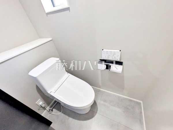 3号棟　トイレ【下井草２丁目】清潔な空間を保ちたいトイレはオフホワイトでまとめました。毎日使う場所だからこそお手入れも楽々にできる機能が搭載されております。汚れが付着しにくい便器はお掃除も楽々です