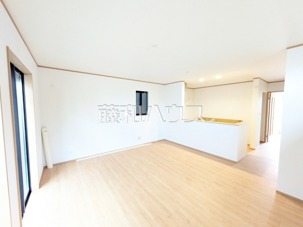 2号棟　リビング　【府中市西原町２丁目】
ナチュラルな色を基調とした落ち着きのあるリビングダイニングは、リラックスできる癒し空間です。　