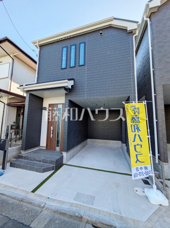 2号棟　外観　【府中市西原町２丁目】 モノトーンを中心とした配色の現代的なデザイン。直線的ですっきりとしたスクエアなデザインが、お客様のお住まいを都会的に印象づけます。