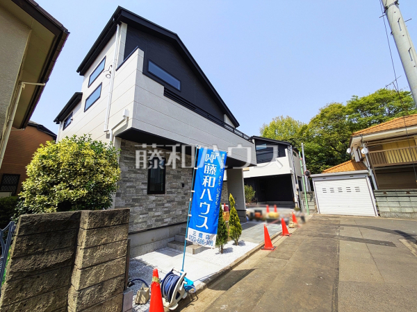 接道状況および現場風景　【三鷹市新川６丁目】
一戸建ての多いエリアのため、静かで落ち着いた雰囲気の街並みです。　