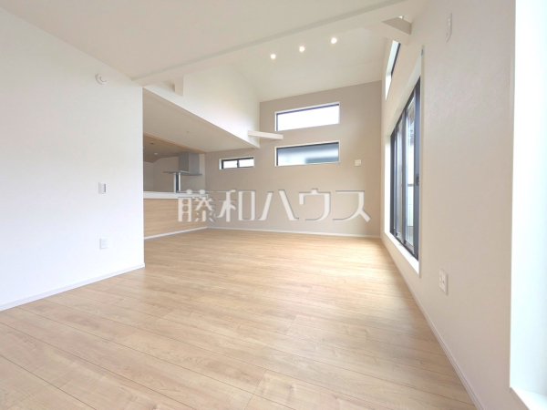LDKには大きな窓が施され、明るさと通風を確保した快適な空間です。【三鷹市新川６丁目】1号棟　リビング　